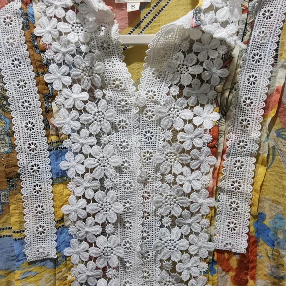 POL Multicolor Blouse with White Lace Accents Size Small NWOT - Picture 2 of 4